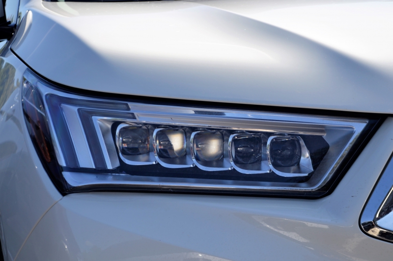 moto-GILETTE-min_acura-headlamp-2834131